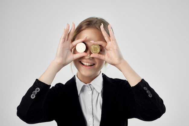 Businesswoman crypto-monnaie bitcoin dans les mains fond isolé