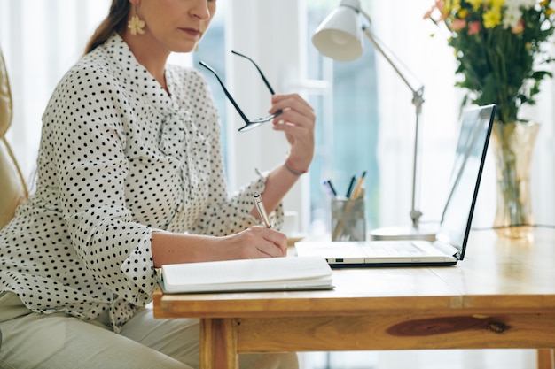 Businesswoman écrire des plans et idée