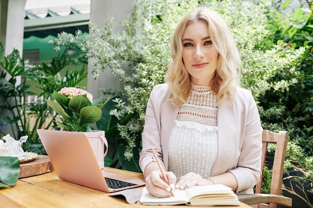 Businesswoman écrire des plans