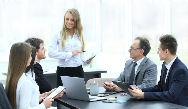 Businesswoman expliquant le plan d'affaires à ses collègues