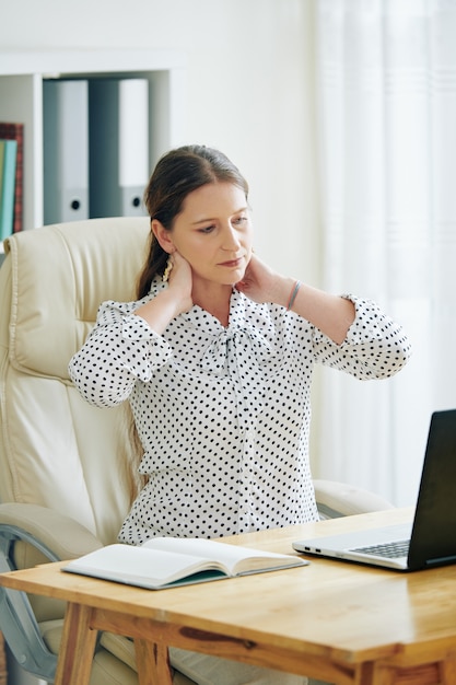 Businesswoman Frottant Le Cou Raide