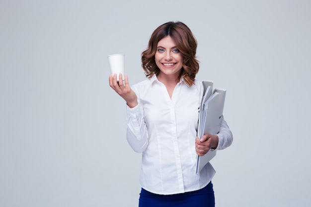 Businesswoman holding dossiers et tasse de café