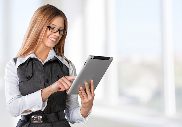 Businesswoman holding tablet pc isolé