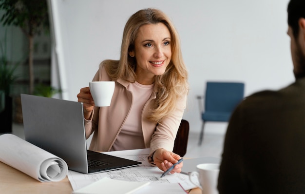 Businesswoman parler lors d'une réunion avec son collègue