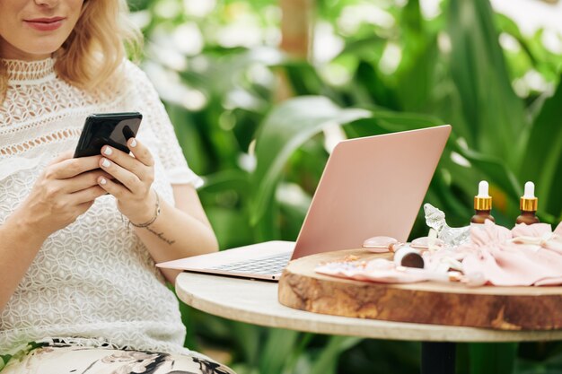 Businesswoman répondant aux messages texte des clients