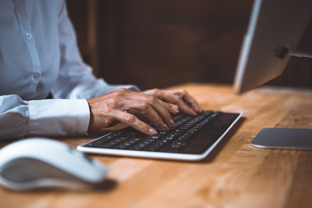 Businesswoman tapant sur le clavier de l'ordinateur