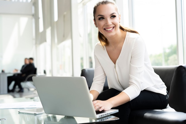 Photo businesswoman using laptop in office