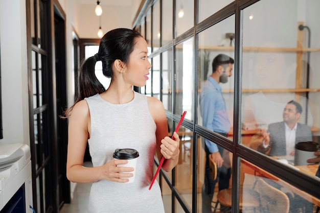 Businesswoman va à la réunion