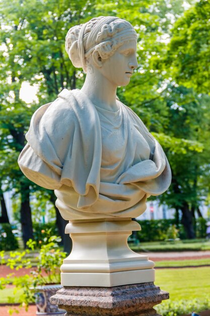 Buste en marbre de femme romaine dans un turban dans le parc de la vieille ville Jardin d'été à Saint-Pétersbourg Russie