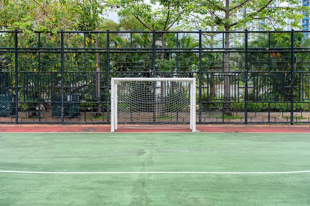 But de football avec filet dans un champ de caoutchouc vert