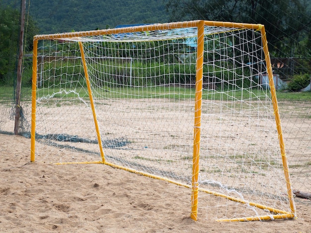 But de football sur terrain sablonneux en zone rurale