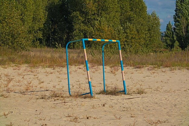 But de football vide sur une journée ensoleillée d'été Horishni plavni city Ukraine