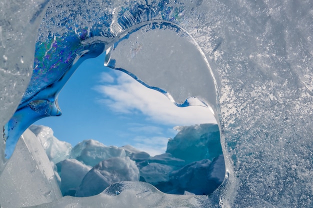 Des buttes de glace bleue sans fin en hiver sur le lac Baïkal