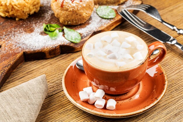 Buvez du chocolat chaud et des guimauves. guimauves à côté des attributs.