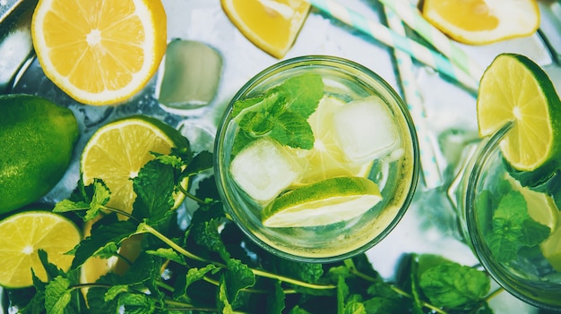 Buvez du citron vert et de la menthe. Mise au point sélective. aliments.