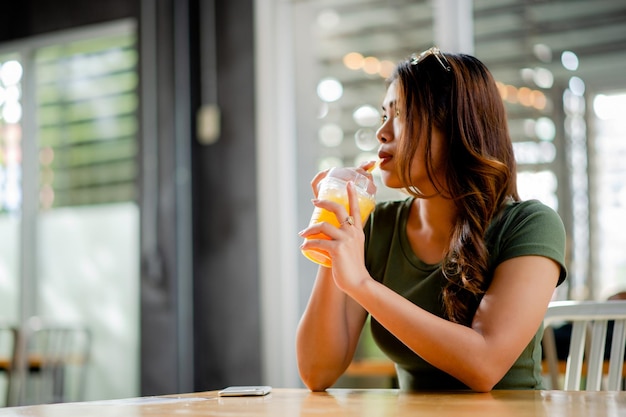 Buvez du jus d'orange sucré pour la santé Les femmes sont belles et aiment leur santé