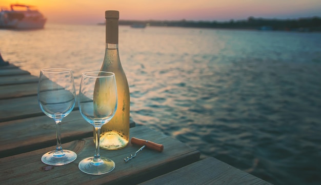 Buvez du vin au bord de la mer.