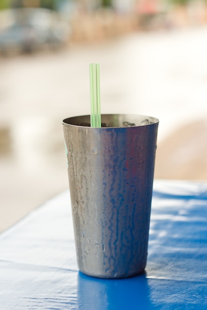 Buvez de l&#39;eau dans une tasse en métal sur la boutique de nouilles de Thaïlande.