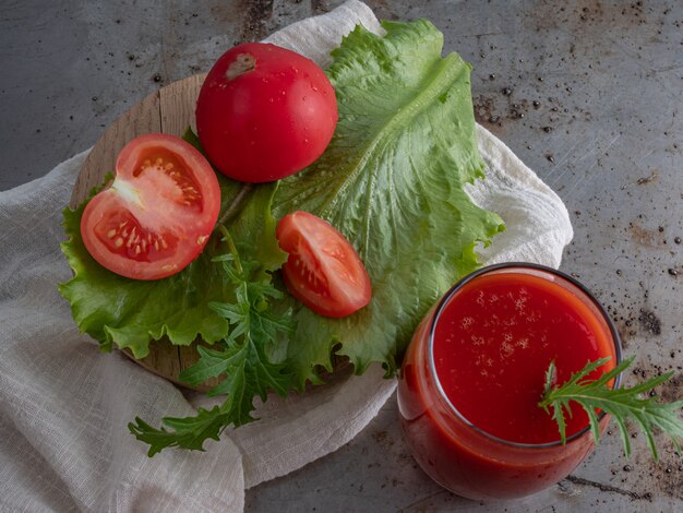 Buvez des tomates fraîches.