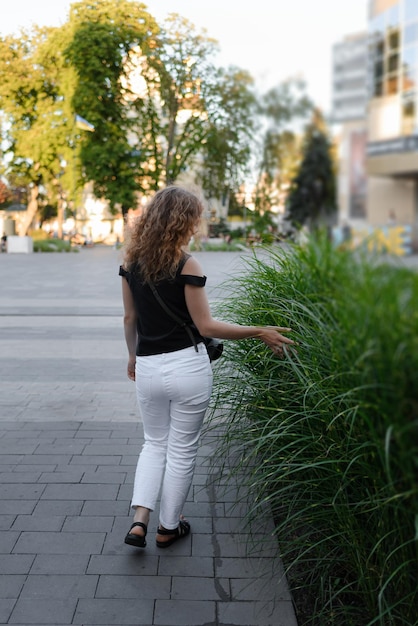 C39est agréable de toucher les plantes dans une ville moderne