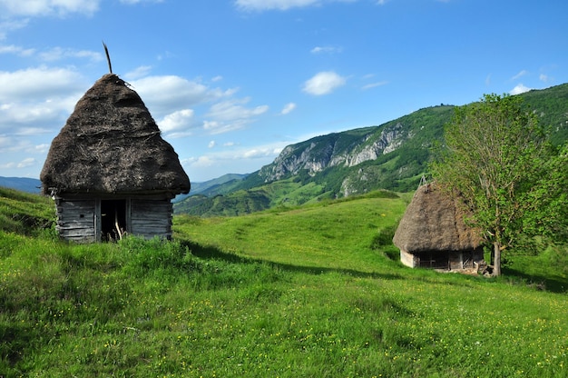 Une cabane abandonnée dans les montagnes.