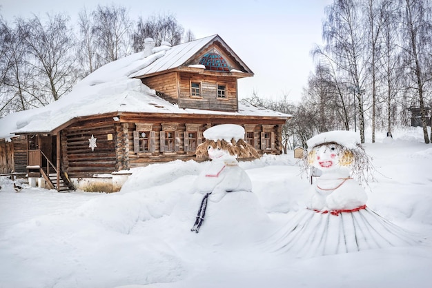 Cabane artisanale et homme et femme de neige au Musée de l'architecture en bois SuzdalxA