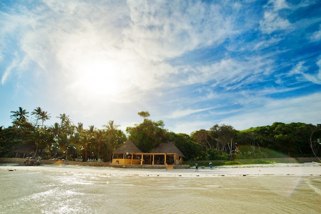 Cabane au bord de la mer