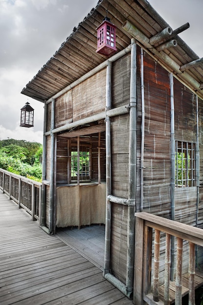 Photo cabane en bambou sur une passerelle en bois