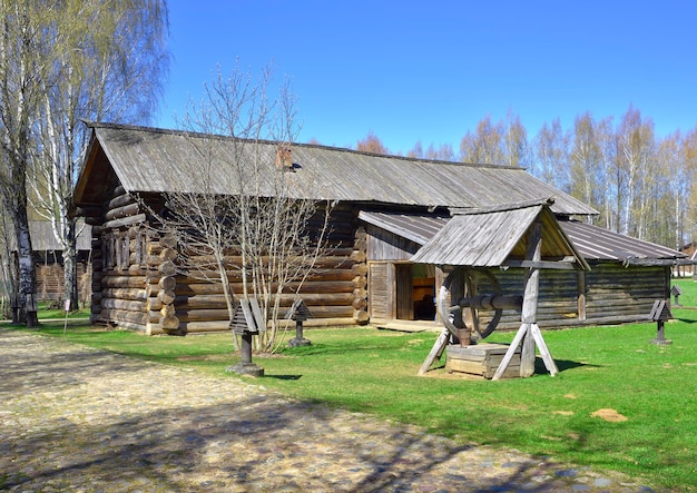 Une cabane en bois avec un puits