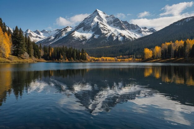 Cabane de montagne près d'un lac calme et réfléchissant au coucher du soleil