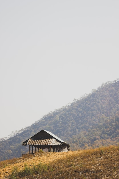 La cabane parmi les montagnes est entourée