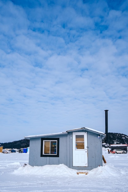 Cabane de pêche sur glace sur le fjord gelé du Saguenay à la Baie, Québec (Canada) un jour d'hiver