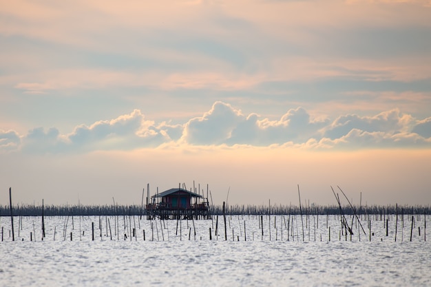 Cabane de pêcheur sur la mer Province de Chonburi