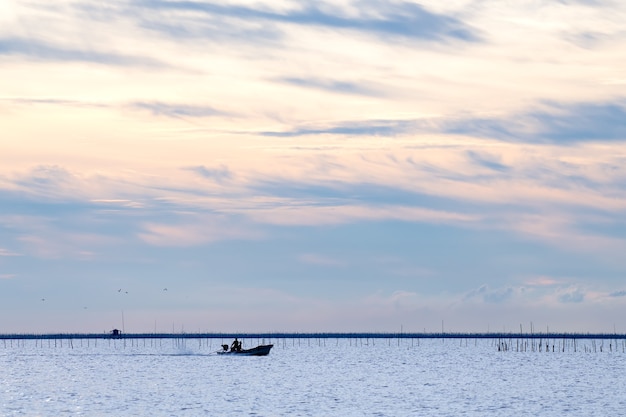 Cabane de pêcheur sur la mer Province de Chonburi