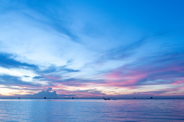 Cabane de pêcheur sur la mer Province de Chonburi