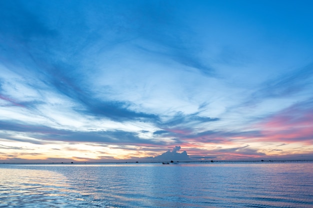 Cabane de pêcheur sur la mer Province de Chonburi