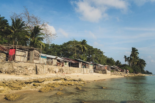 Cabane de pêcheurs dans le village tropical près de l'océan en Inde