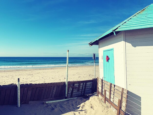 Photo une cabane de plage contre le ciel