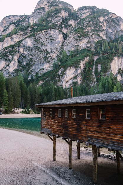 Cabane à quai en bois sur le lago di braies sur fond de montagnes rocheuses et de forêts de braies