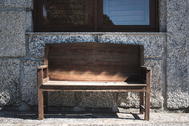 Cabane rurale avec banc en bois et fenêtres