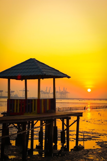 Photo cabane de sauveteur sur la plage au lever du soleil