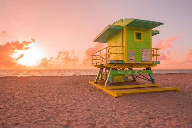 Photo cabane de sauveteur sur la plage contre le ciel au coucher du soleil