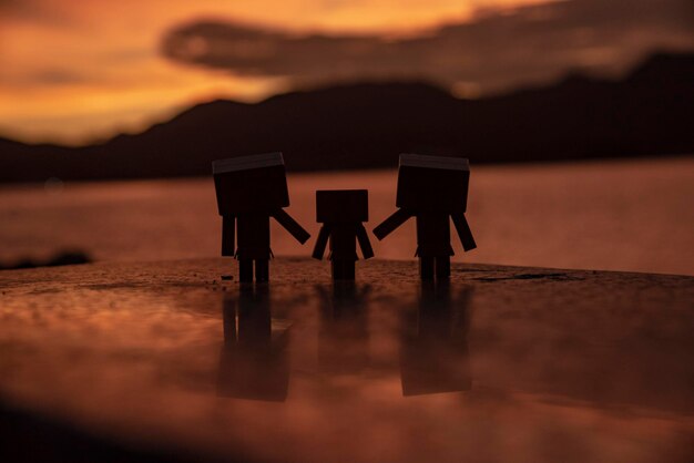 Photo cabane de sauveteur sur la plage contre le ciel au coucher du soleil