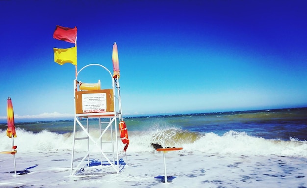 Photo une cabane de sauveteur sur la plage contre un ciel bleu clair