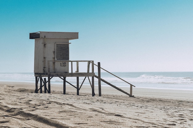 Une cabane de sauveteur sur la plage contre un ciel dégagé