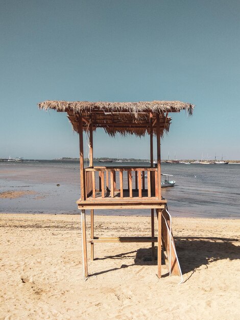 Photo une cabane de sauveteur sur la plage contre un ciel dégagé