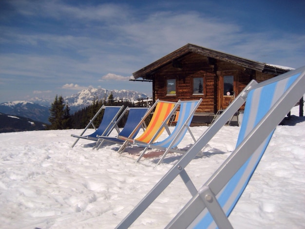 Photo cabane de sauveteur sur la plage contre le ciel en hiver