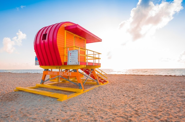 Cabane de sauveteur sur la plage contre le ciel