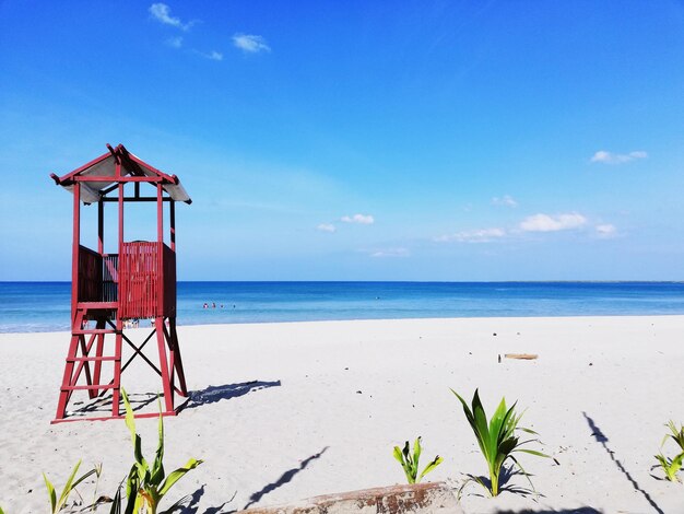 Photo cabane de sauveteur sur la plage contre le ciel