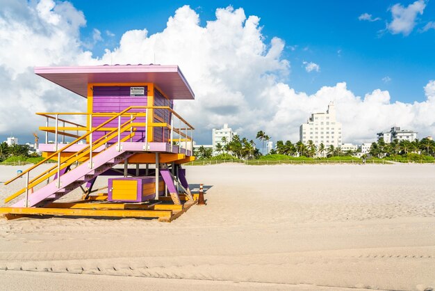Cabane de sauveteur sur la plage contre le ciel